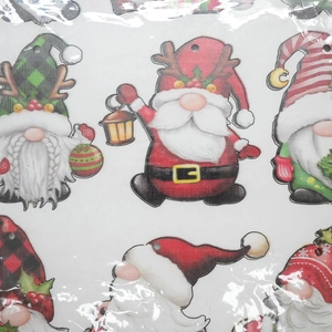 Détail de pendentifs de lutins de Noël festifs avec des bois de renne et des lanternes