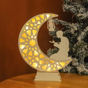 Dettaglio lampada a LED in legno a forma di luna con motivi per decorazioni musulmane Eid