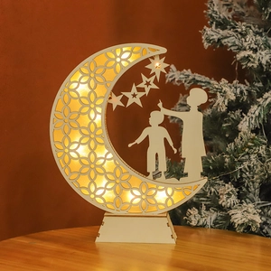 Dettaglio della lampada LED a luna in legno con intagli floreali e base decorativa