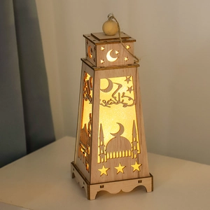 Dettaglio lampada luna in legno per Eid con intagli laser e calda luce soffusa