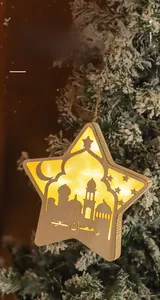 Lampada LED a stella in legno con intaglio di moschea e luce calda su pino innevato