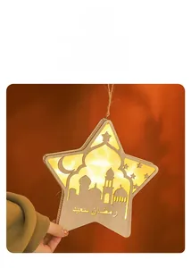 Dettaglio della lampada lunare a LED in legno con motivi a traforo di moschea e stelle