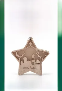 Dettaglio ornamento a stella in legno tagliato al laser per decorazione Ramadan