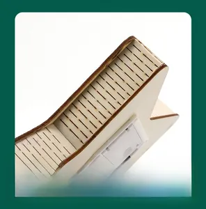 Macro dettaglio della trama in legno tagliata al laser e del vano batteria integrato