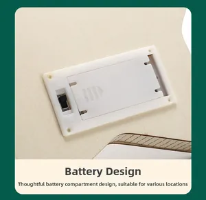Dettaglio del retro della lampada luna in legno con vano batteria e interruttore
