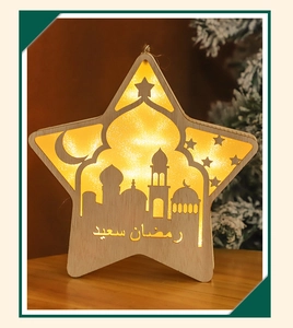 Dettaglio lampada LED in legno a stella con silhouette di luna e moschea intagliata