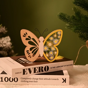 Détail d'un papillon en bois avec imprimé floral sur des livres pour décoration d'intérieur