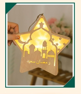 Lanterna LED in legno a forma di stella con sagoma di moschea e luci calde festive