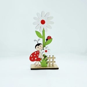 Détail d'un ornement de table en bois avec coccinelle et marguerite nordique
