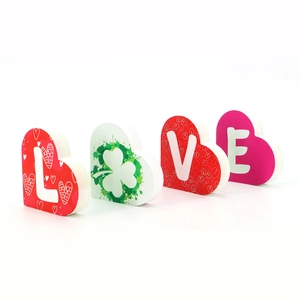 Détails d'ornements en bois colorés en forme de cœur formant le mot LOVE pour déco