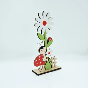Détail d'ornement de Pâques en bois avec marguerite et coccinelle sur socle naturel