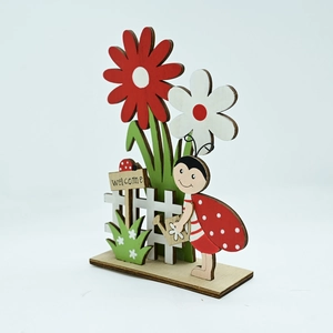 Détail d'un ornement de jardin coccinelle en bois avec panneau de bienvenue et fleurs