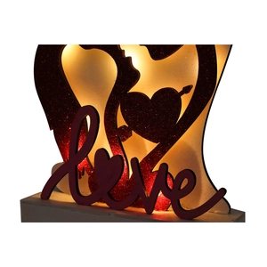 Detailaufnahme der LED LOVE Herzdeko mit rotem Glitzer und warmer Beleuchtung