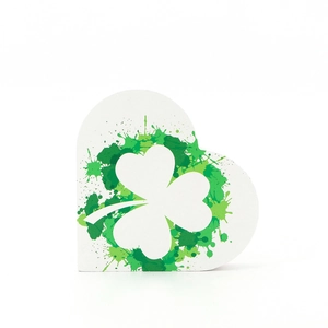 Cœur décoratif en bois blanc avec trèfle vert pour la fête de la Saint-Patrick