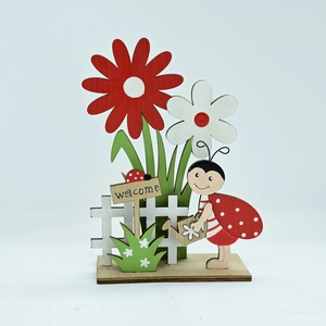 Détail d'une décoration de Pâques en bois avec coccinelle fleur et signe Welcome