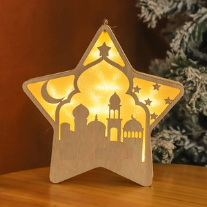 Dettaglio lampada LED in legno a stella con silhouette islamica e luce calda soffusa
