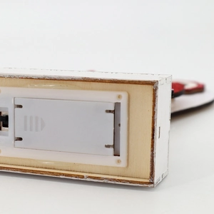 Romantische LED LOVE Holzdeko mit weißem Rahmen und integriertem Batteriefach für Tische