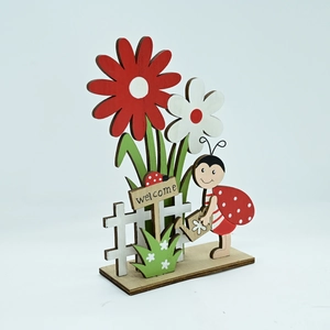 Détail d'ornement de Pâques en bois avec fleurs, coccinelle et panneau bienvenue