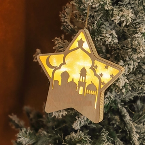 Luce LED in legno a forma di stella con design a moschea appesa a un ramo di albero