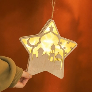 Dettaglio lampada LED a stella in legno con motivo a moschea per decoro Ramadan