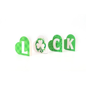 Détail de blocs en bois en forme de cœur avec trèfle vert et lettrage LUCK festif