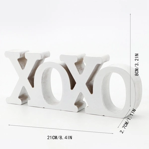 Detailed view of white XOXO wooden tabletop sign with dimensions of 21x8x2.7 cm