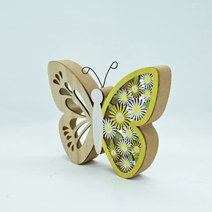 Détail de l'ornement papillon en bois avec aile ajourée et motifs floraux de marguerites