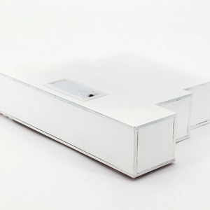 Détail du socle LED blanc avec compartiment à piles et interrupteur noir de puissance