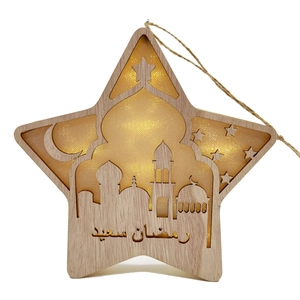 Dettaglio della lampada LED a stella in legno con motivi a mosaico e mezzaluna