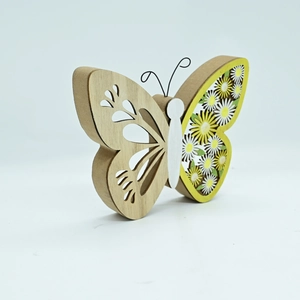 Détail de l'ornement papillon en bois ajouré avec des motifs floraux de marguerites