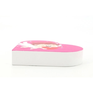 Détail d'un bloc polissoir à ongles rose en forme de cœur avec motif de Cupidon