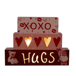 Détail de décoration LED XOXO et HUGS en bois pour Saint-Valentin avec des gnomes