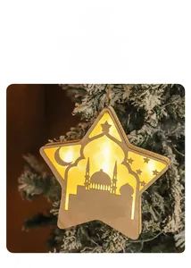 Dettaglio della lampada LED a stella in legno con intagli di luna e moschea sull'albero