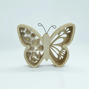 Détail d'un papillon en bois découpé au laser avec motifs floraux et antennes métalliques