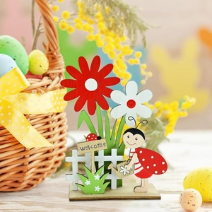 Décoration de Pâques en bois avec coccinelle, fleurs et panneau de bienvenue