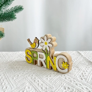 Detailansicht der Holz-Frühlingsbuchstaben mit Vögeln und Gänseblümchen