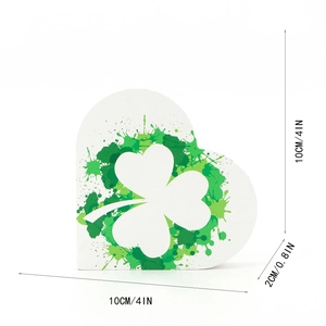 Détail de l'ornement cœur en bois avec motif trèfle vert et épaisseur de 2cm pour la déco