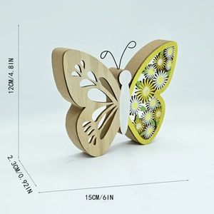 Vue détaillée d'un papillon en bois découpé au laser avec motifs de fleurs de marguerite