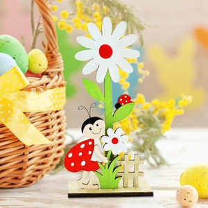 Décoration de Pâques en bois avec coccinelle, marguerite blanche et feuilles vertes