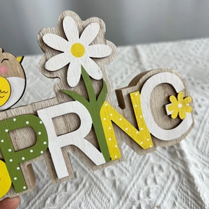 Ostern Frühling Holz Tischdeko mit bunten Buchstaben, Gänseblümchen und kleinem Vogel
