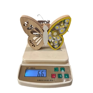 Décoration de papillon en bois de Pâques avec motif floral sur une balance