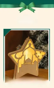 Dettaglio lampada a stella in legno LED con sagoma di moschea e calda luce gialla soffusa