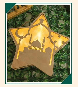Dettaglio lampada LED in legno a forma di stella con intaglio di silhouette di moschea