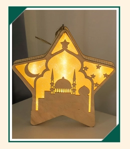 Dettaglio della luce LED in legno a forma di stella con sagoma di moschea intagliata
