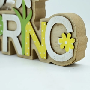 Makro-Seitenansicht dicker Holzbuchstaben SPRING mit Blumendetails und rustikaler Textur