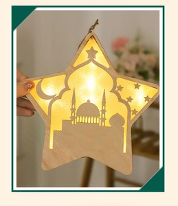 Dettaglio della lampada LED a luna in legno a forma di stella con intaglio della moschea