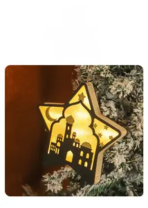 Dettaglio della lampada LED a stella in legno con intagli di moschee e lune
