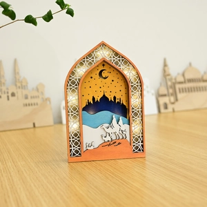 Vue macro d'une lampe Ramadan en bois 3D avec silhouette de mosquée et éclairage LED