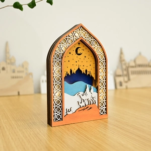 Lanterne de l'Aïd en bois sculpté avec éclairage LED et silhouettes de chameaux du désert