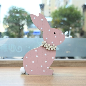 Rosa Osterhase aus Holz mit weißen Punkten und floralen Details für Tischdeko